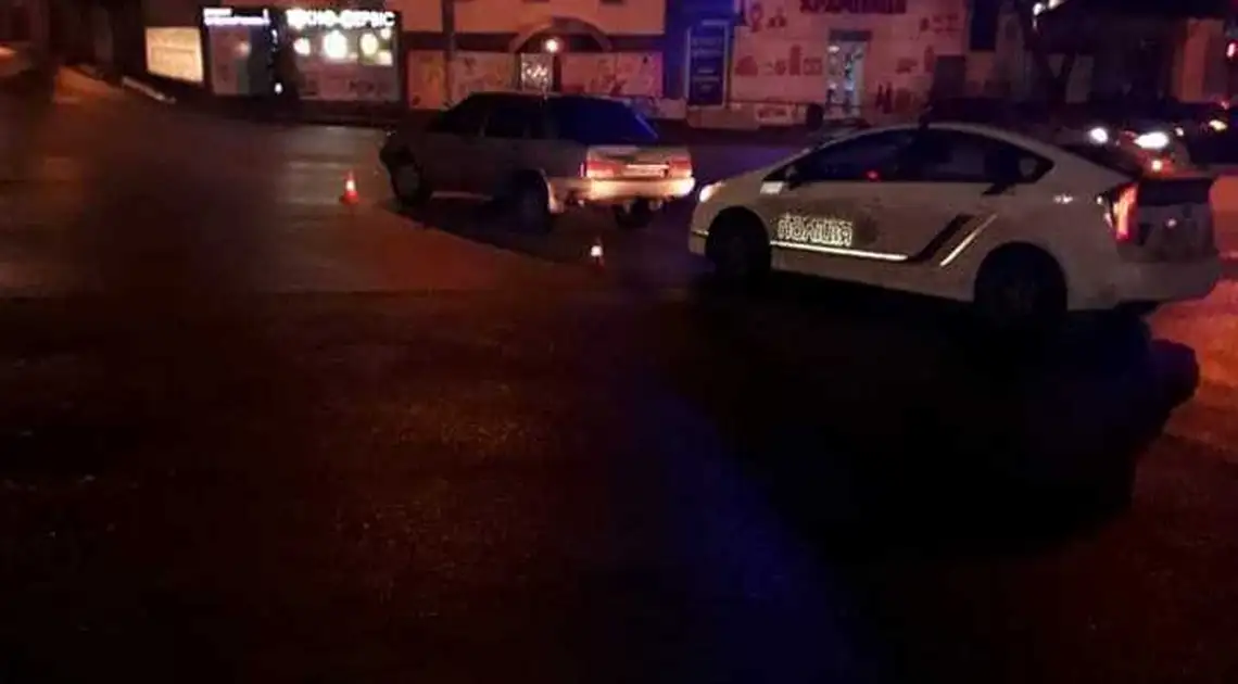 П’яна жінка у Кропивницькому припаркувалася посеред жвавого перехрестя та била поліцейських (ФОТО) фото 1