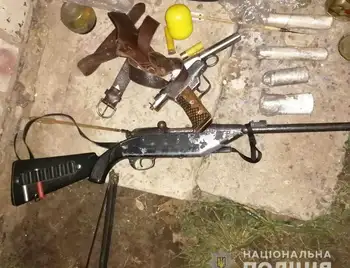 На Кіровоградщині у 42-річного чоловіка виявили арсенал саморобної зброї та вибухівки фото 1