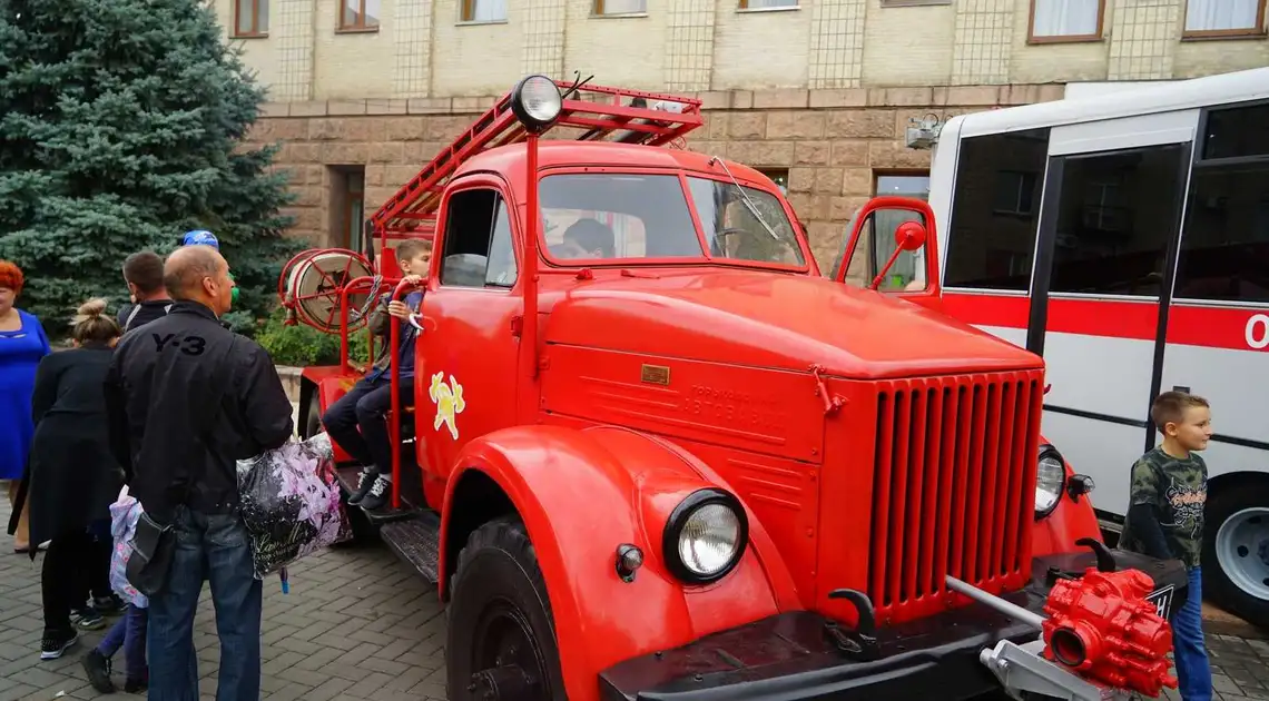 До Дня міста кропивничанам презентували виставку спецмашин та ретро-автівок  (ФОТО) фото 1