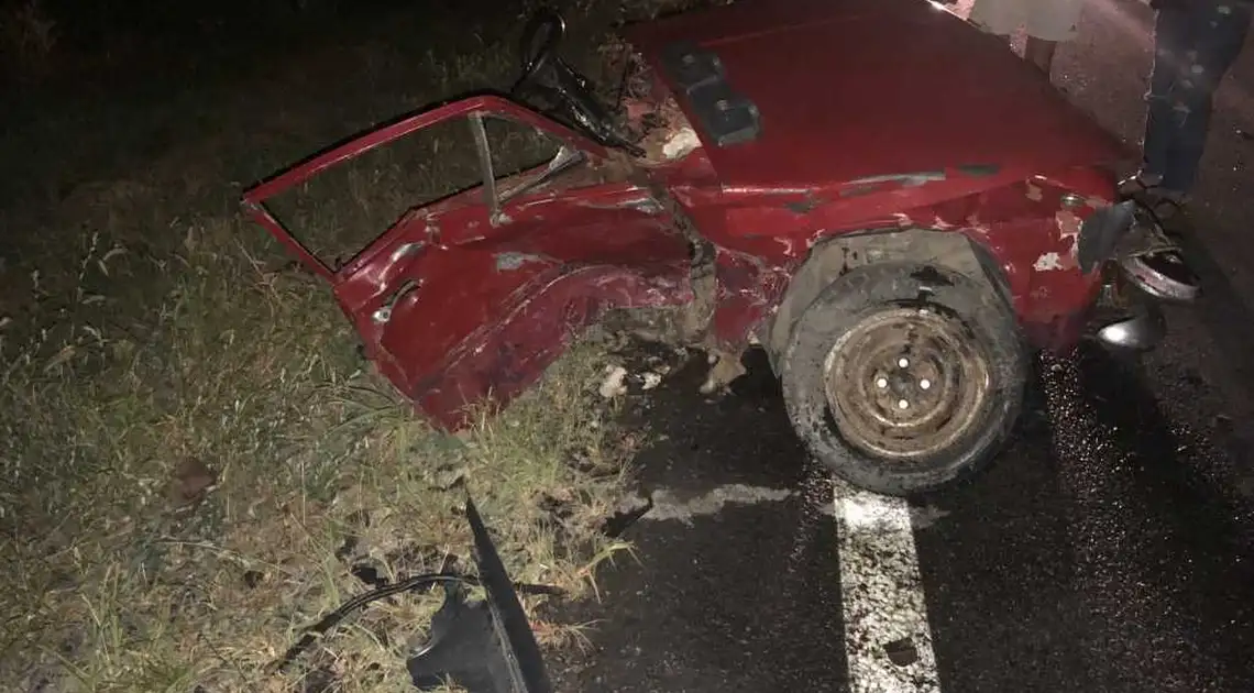 На Кіровоградщині під час потрійної ДТП автомобіль розірвало навпіл, є постраждалі (ФОТО) фото 1