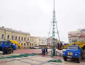 Свято наближається: у Кропивницькому монтують новорічну ялинку (ФОТО) фото 1