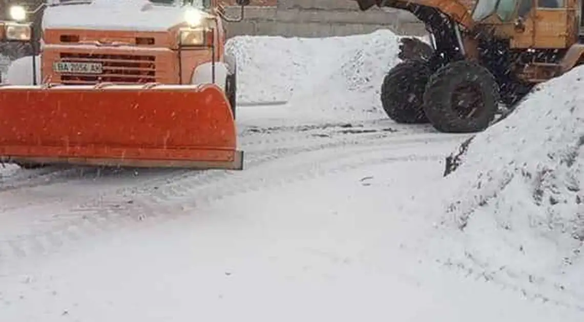 На доpогах Кіpовогpадщини пpацюють 10 машин снігопpибиpальної техніки (ФОТО) фото 1