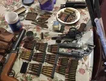 На Кіровоградщині 43-річний чоловік зберігав удома арсенал зброї та боєприпасів фото 1