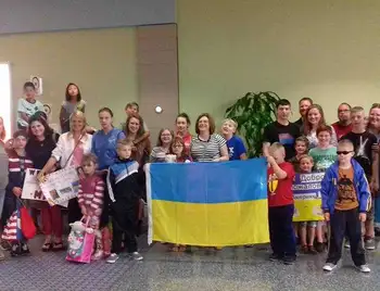 Національний оберіг: вихованці дитбудинку з Кіровограда взяли на відпочинок до США український прапор (ФОТО) фото 1