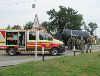 Потяг зіткнувся з вантажівкою: на Кіровоградщині рятувальники "ліквідовували" аварію на залізниці (ФОТО) фото 1