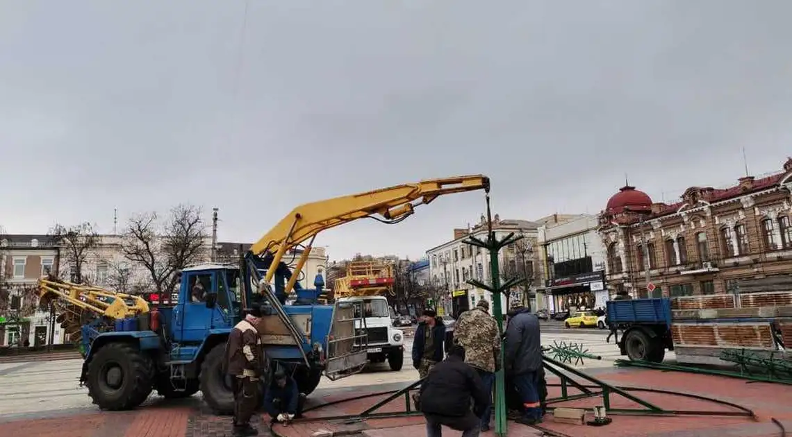 У центрі Кропивницького почали встановлювати новорічну ялинку (ФОТО) фото 1