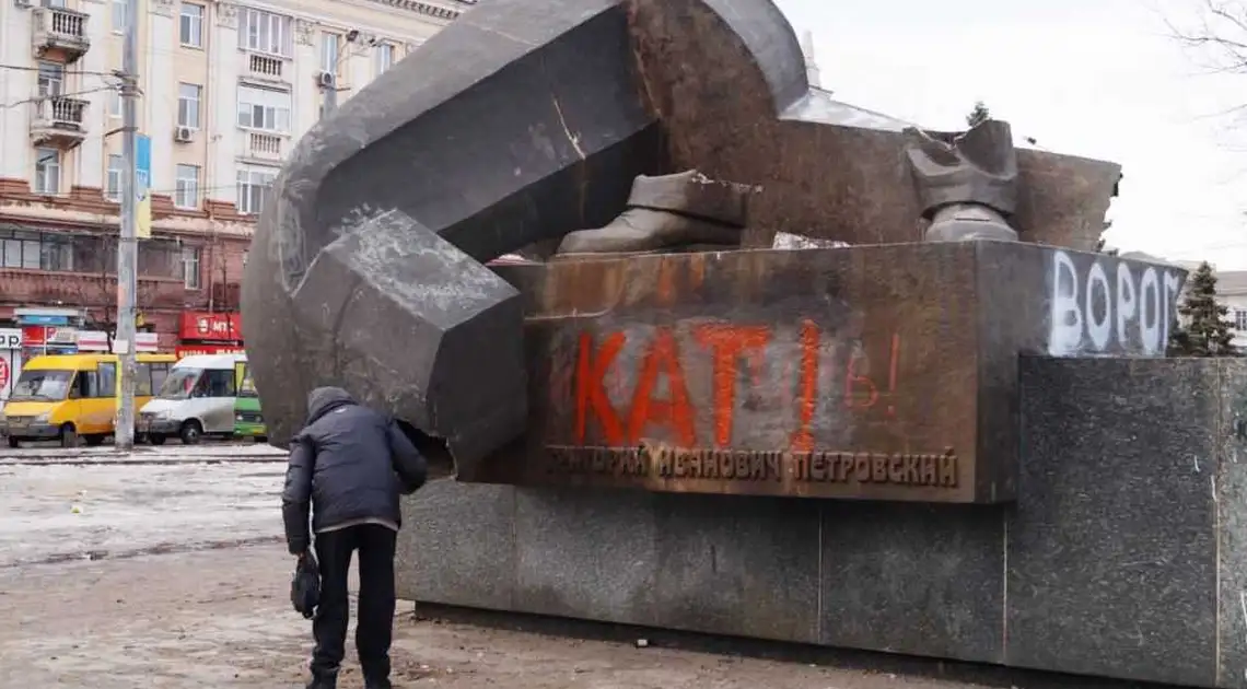 У Дніпропетровську перебудуюють площу, де стояв пам’ятник Петровському. А у Кіровограді? фото 1