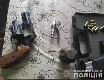 На Кіровоградщині 48-річний чоловік вдома зберігав арсенал вибухівки та зброю фото 1