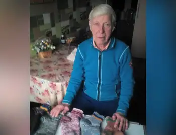 Вона в'яже, він мотає нитки: на Кіровоградщині подружжя пенсіонерів робить шкарпетки для військових фото 1