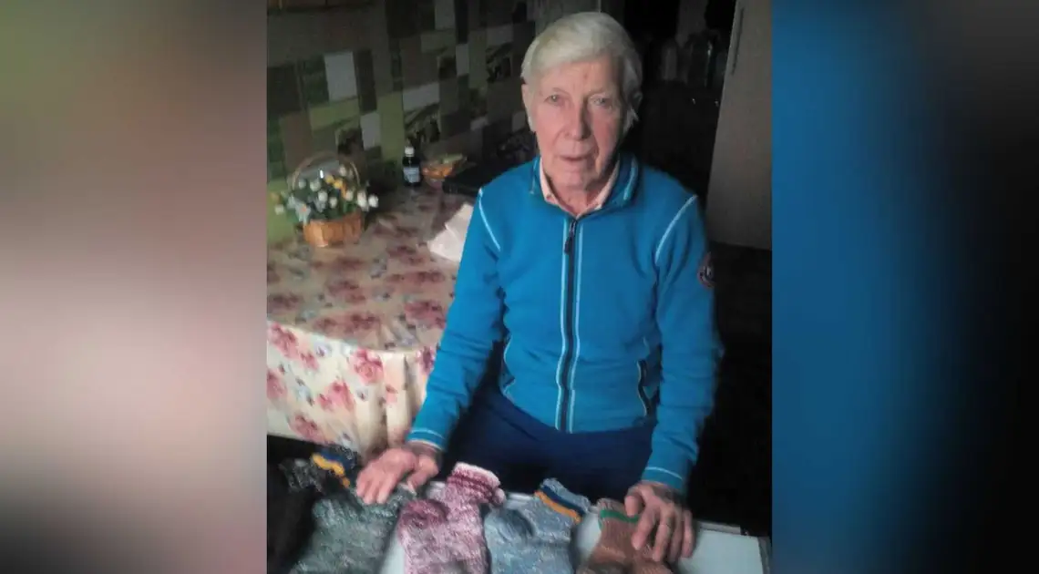Вона в'яже, він мотає нитки: на Кіровоградщині подружжя пенсіонерів робить шкарпетки для військових фото 1