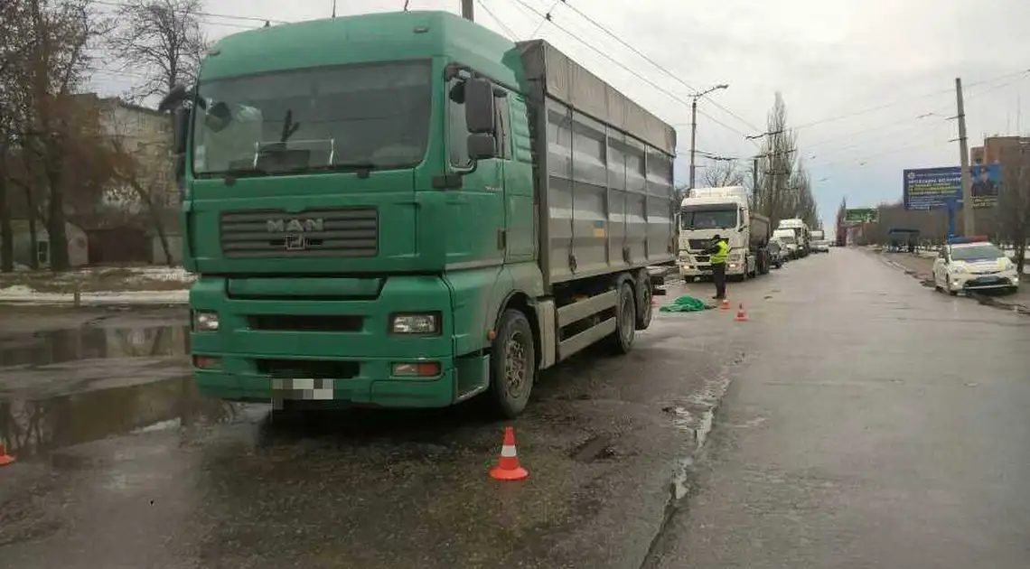 У Кропивницькому відбулася смертельна ДТП – вантажівка збила місцеву жительку (ФОТО) фото 1