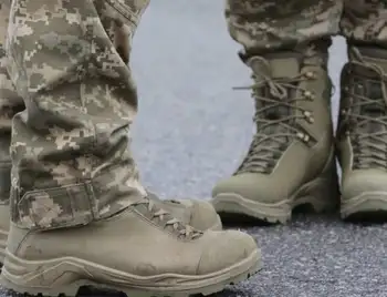 У Кропивницькому за бюджетні гроші придбали тисячу пар взуття для військових фото 1