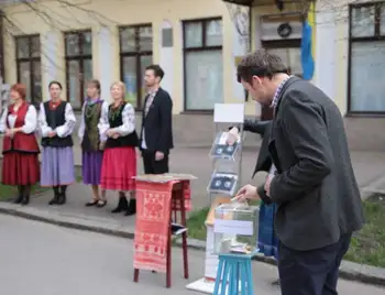 Во славу України: у Кропивницькому волонтери співають старовинні пісні і допомагають армії (ФОТО) фото 1