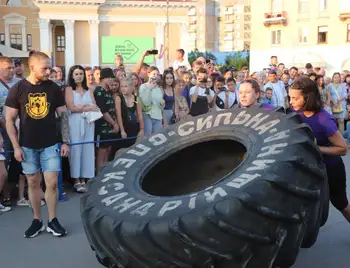 В Олександрiї дiвчата встановили рекорд із перекидання покришки вагою 270 кг (ФОТО) фото 1
