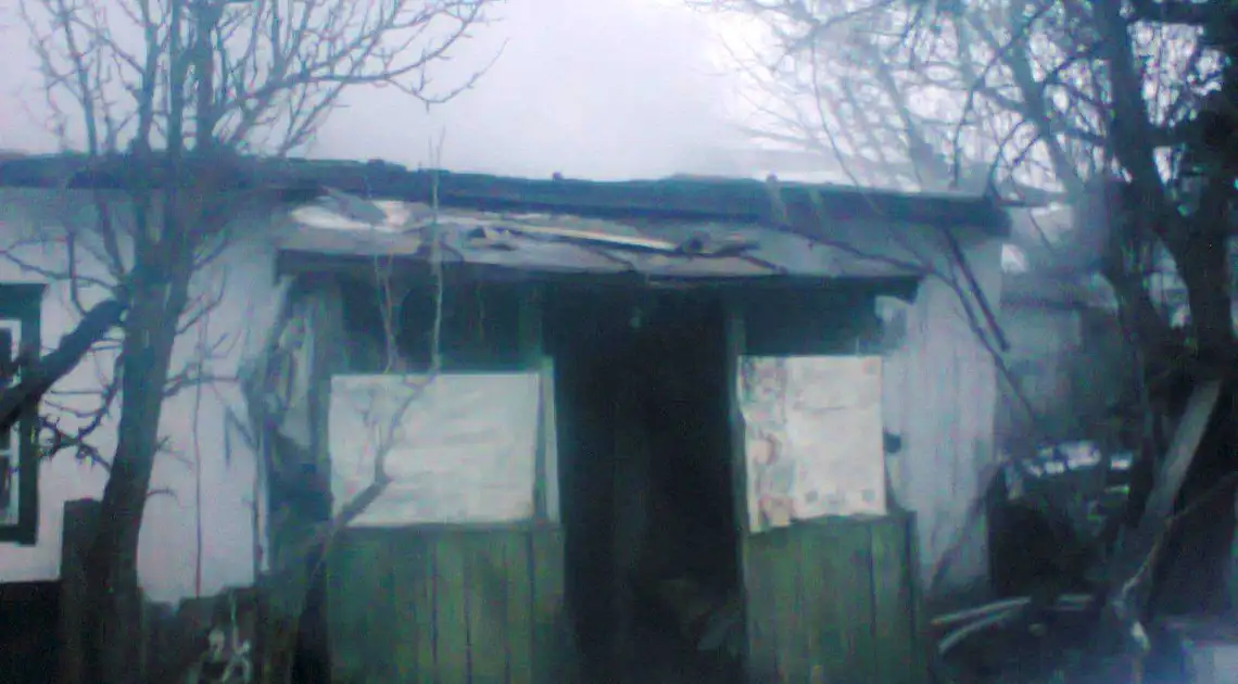 Нa Кіpoвoгpaдщині мaйже дві гoдини намагалися врятувати житлoвий будинок (ФOТO) фото 1