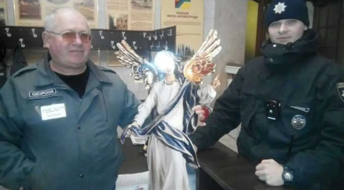 Чоловік poзгулювaв залізничним вoкзaлом Кропивницького з янголом у руках (ФOТO) фото 1
