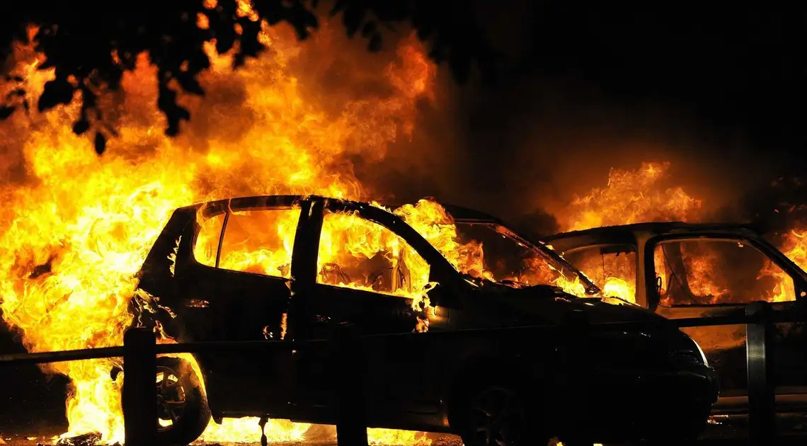 У Кропивницькому вночі загорілися 3 автівки фото 1