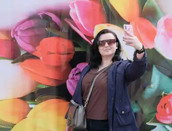 Квіти та подарунки: передсвяткова метушня до 8 Березня у Кропивницькому (ФОТОРЕПОРТАЖ) фото 1