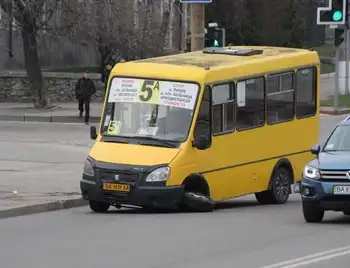 У маршрутного таксі в центрі Кіровограда на ходу відпало колесо (ФОТОФАКТ) фото 1