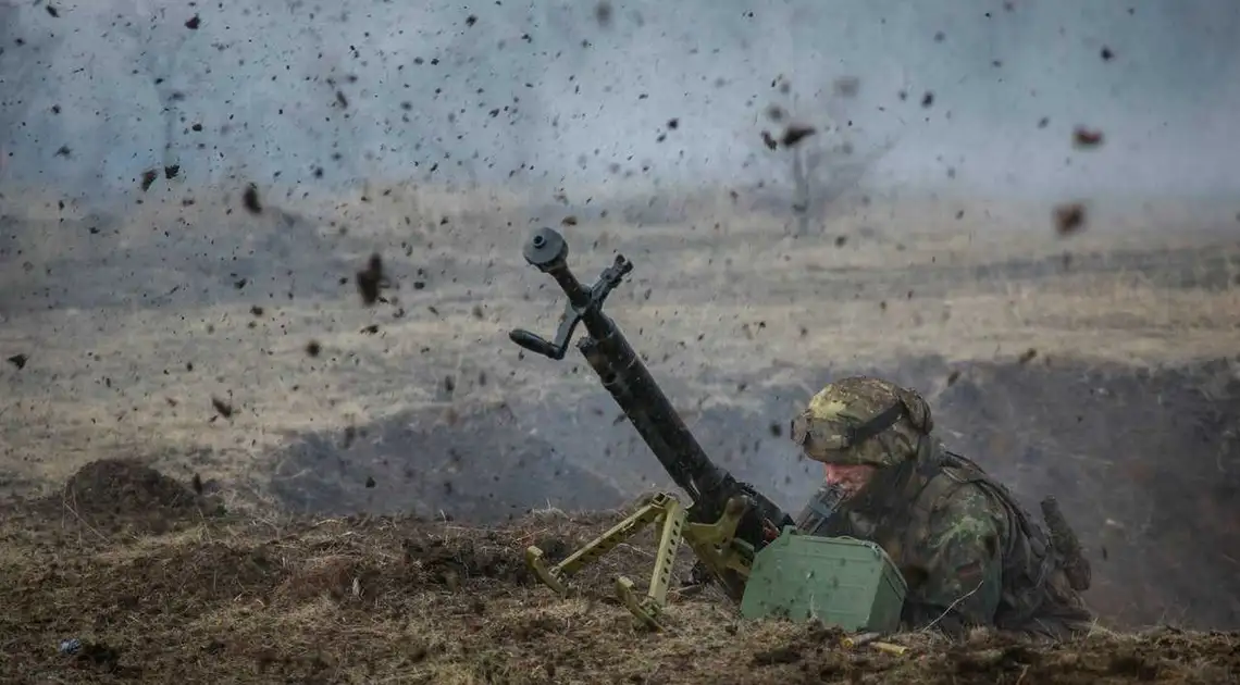 АТО: «броньована» атака на Гнутове, мобілізація в «ДНР» та полювання на «резервистів» (ВІДЕО) фото 1