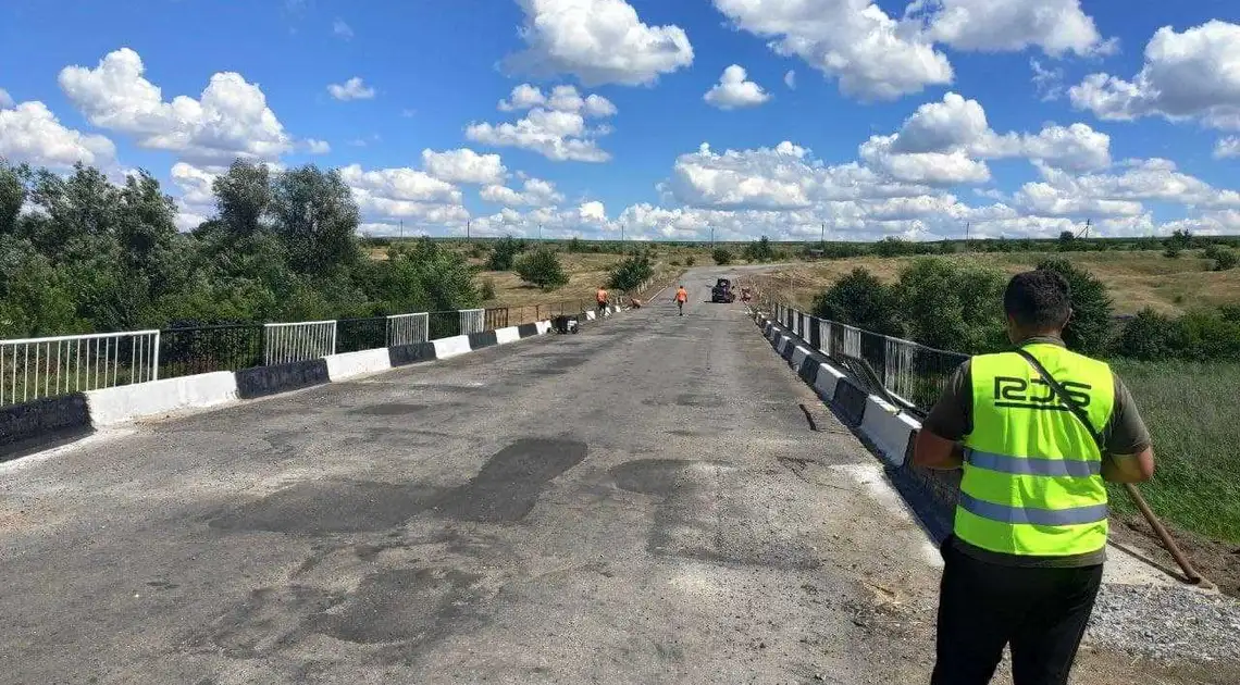 На Кіровоградщині ремонтують міст на дорозі Т12-10 (ФОТО) фото 1