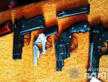 На Кіровоградщині у місцевих жителів знайшли арсенал зброї та наркотики (ФОТО) фото 1