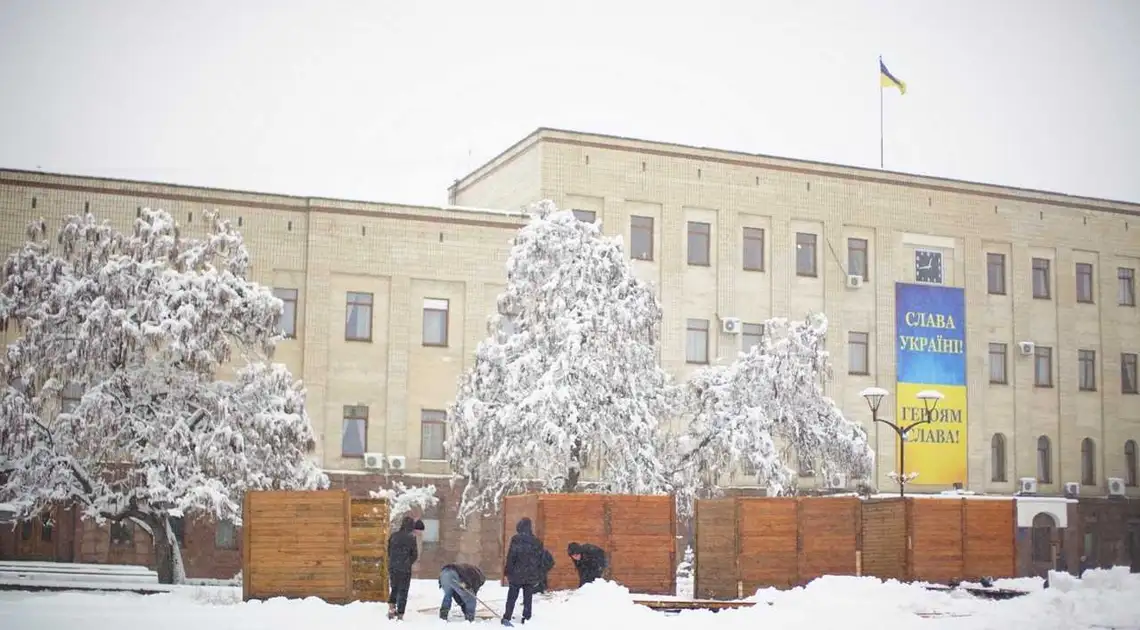 Нa головній площі Кропивницького встaновлюють дерев'яні будиночки (ФОТО) фото 1