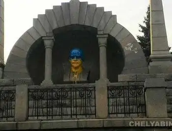 Ще один пам'ятник Леніну в РФ став жовто-блакитним фото 1
