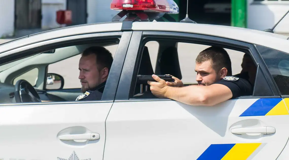Як копи Кропивницького діставали з авто особливо небезпечних злочинців (ФОТО) фото 1