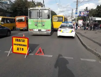 У Кропивницькому зіткнулися 2 маршрутки та тролейбус, шпиталізовано підлітка (ФОТО) фото 1
