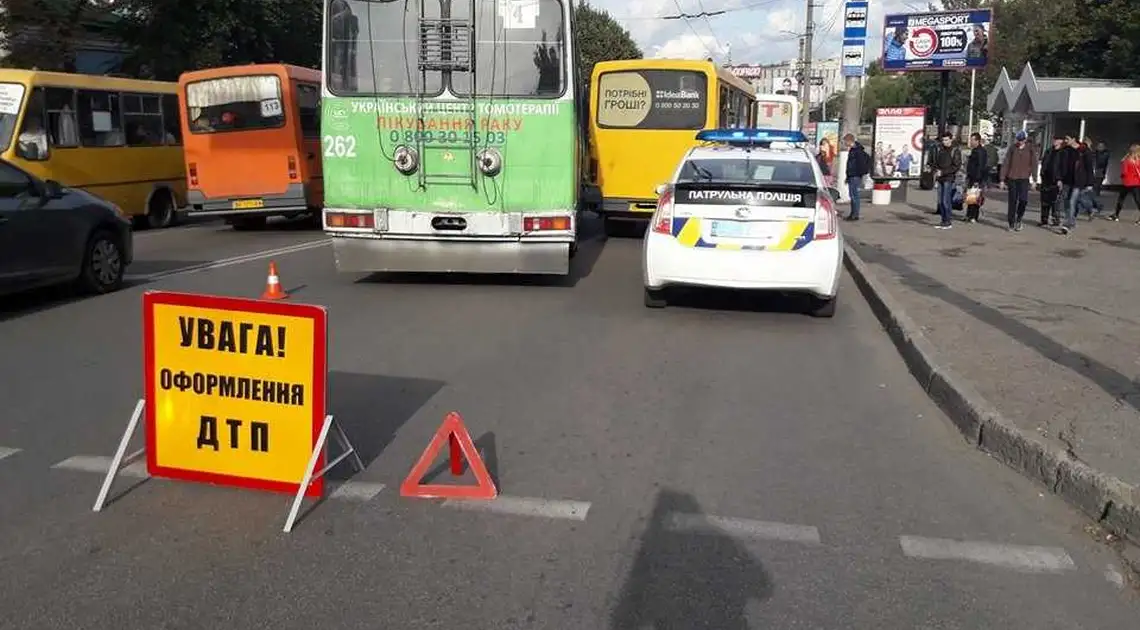 У Кропивницькому зіткнулися 2 маршрутки та тролейбус, шпиталізовано підлітка (ФОТО) фото 1