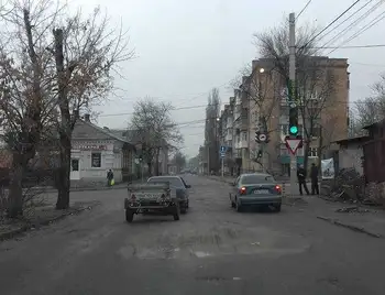 Дива економії: у Кіровограді посеред білого дня горять вуличні ліхтарі (ФОТОФАКТ) фото 1