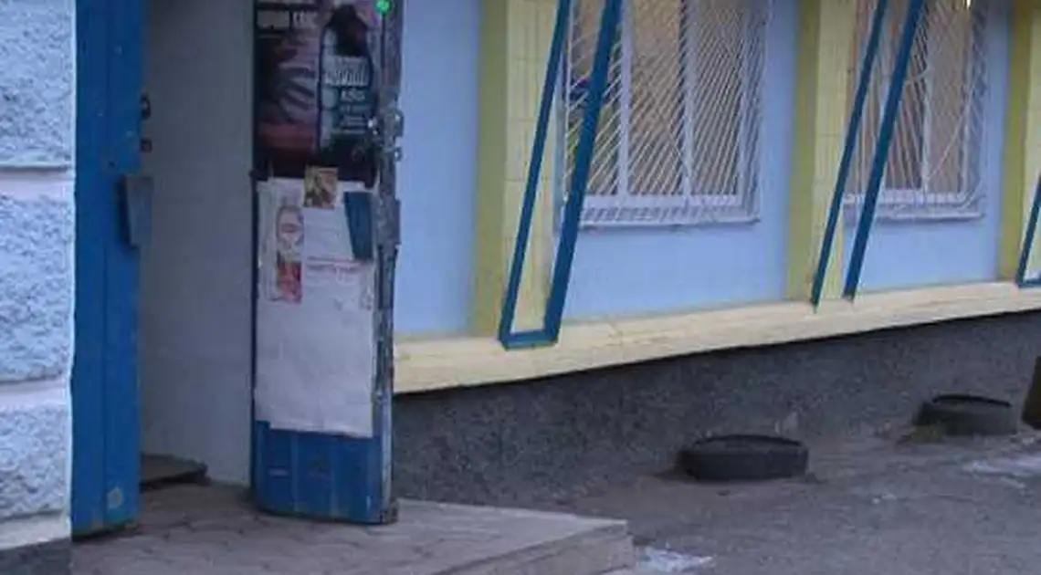 Двоє озброєних чоловіків у масках пограбували магазин на Кіровоградщині (ФОТО) фото 1