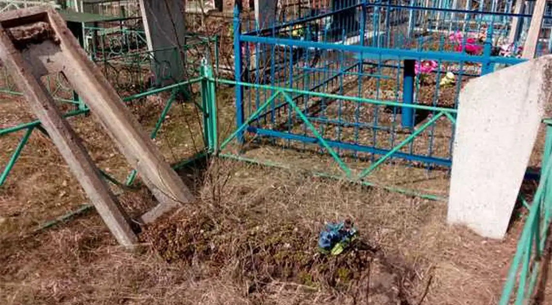 На Кіровоградщині молодик розграбував сільський цвинтар (ФОТО) фото 1