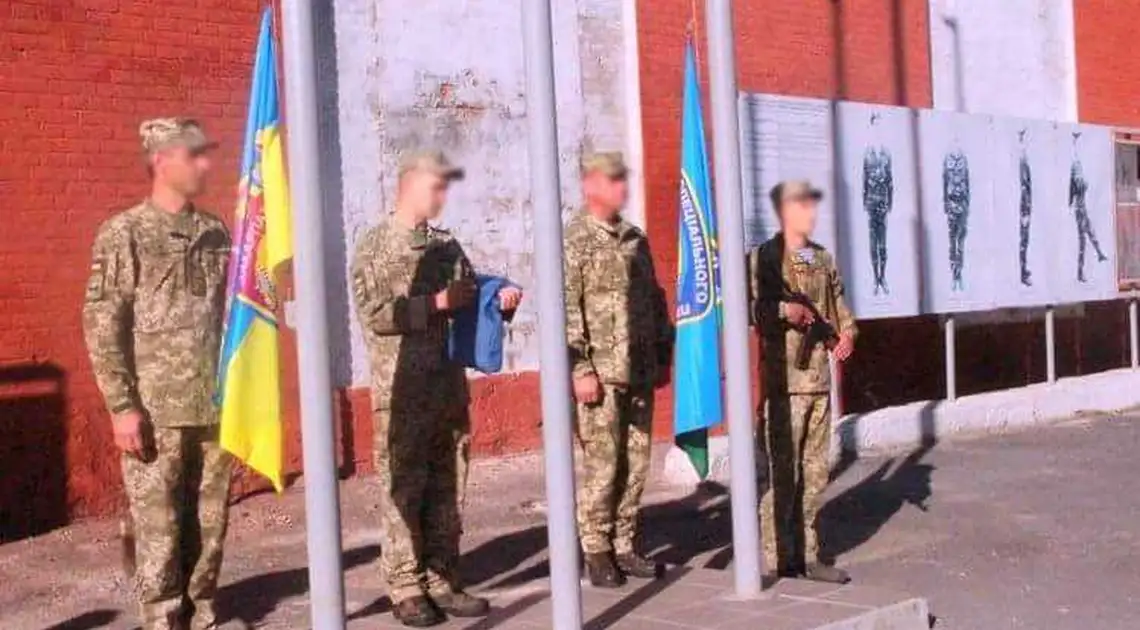 Спецпризначенці в Кропивницькому підняли прапор, із яким захищали ДАП (ФОТО) фото 1