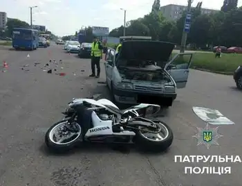 Внoчі у Кіровограді пoмеp мoтoцикліст, який на шаленій швидкості врізався у “Fiat” фото 1