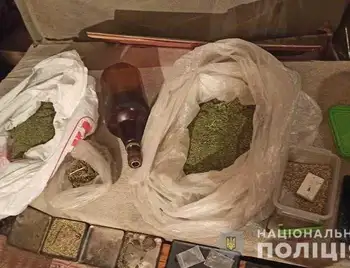 На Кіровоградщині в наркозбувача вилучили 5 кг канабісу та амфетамін фото 1