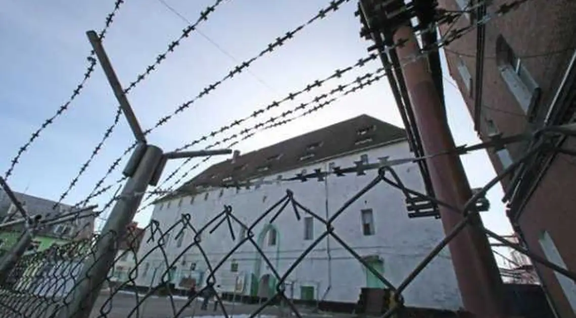У Кропивницькому в'язню намагалися передати алкоголь та телефони фото 1