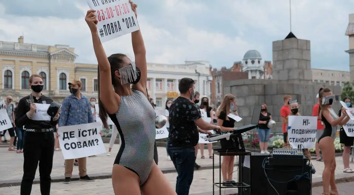 Стільці під ОДА та дівчата go-go: у Кропивницькому протестували ресторатори (ФОТОРЕПОРТАЖ) фото 1