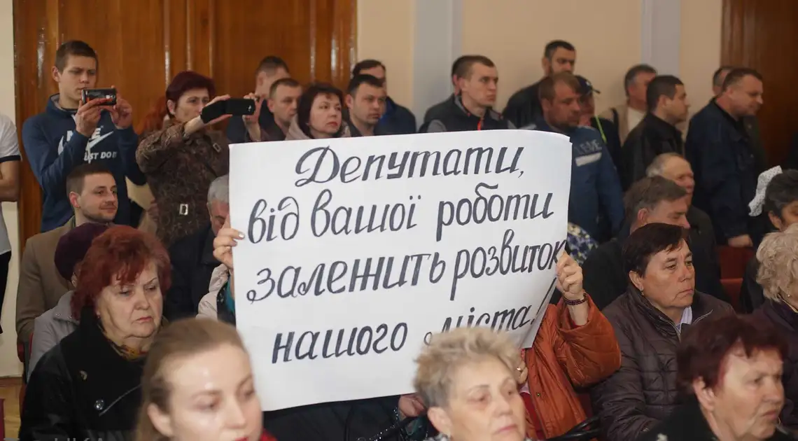 Не маючи кворуму, депутати у Кропивницькому прийняли бюджетні рішення, які можуть визнати незаконними (ФОТОРЕПОРТАЖ) фото 1