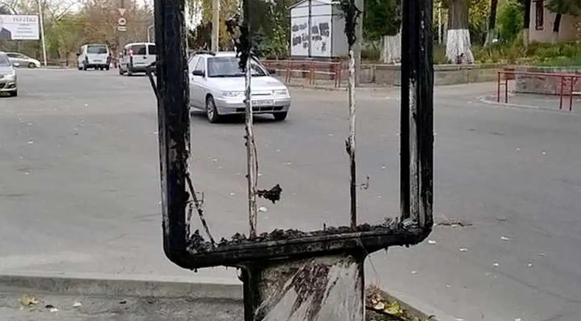 У Кіровограді спалили сіті-лайт (ФОТО) фото 1