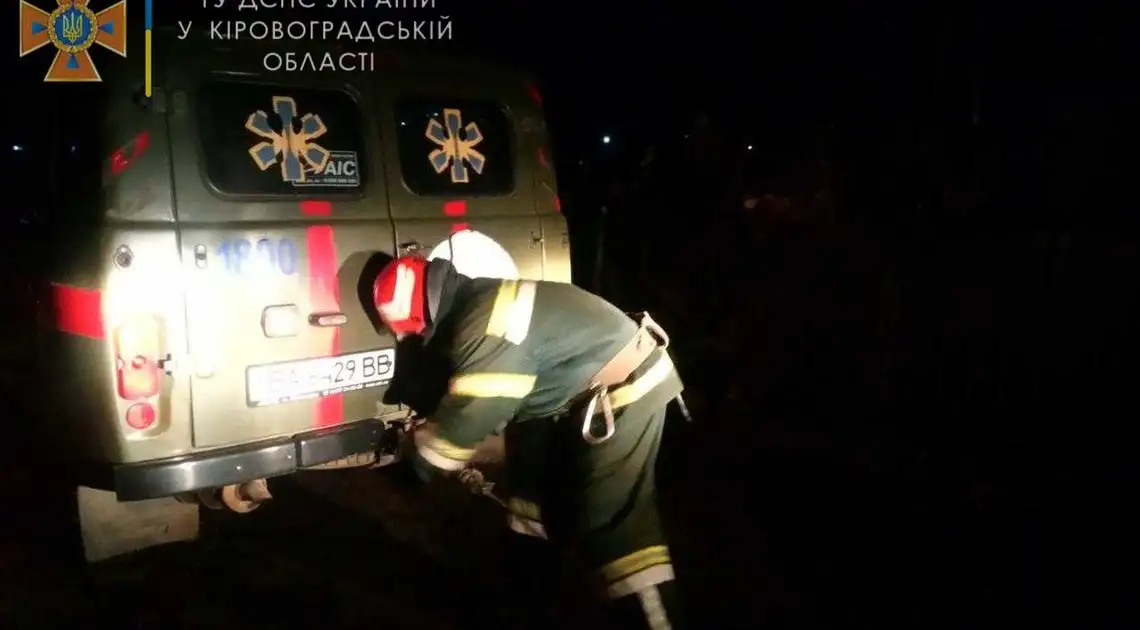 Автомобіль швидкої допомоги загруз у багнюці на Кіровоградщині (ФОТО) фото 1