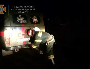 Автомобіль швидкої допомоги загруз у багнюці на Кіровоградщині (ФОТО) фото 1