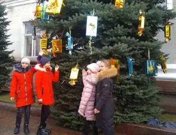 У центрі Кропивницького діти разом із міським головою прикрашали ялинки (ФОТО) фото 1