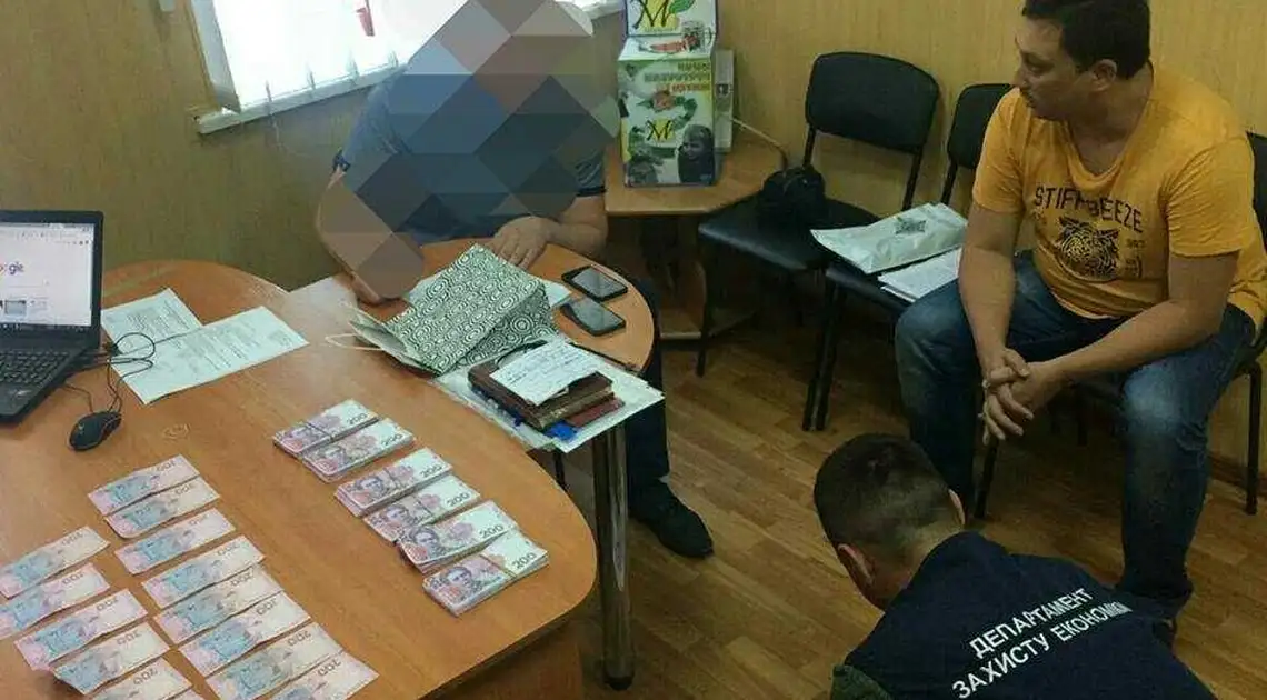 У Кропивницькому на хабарі в 5 тисяч доларів затримали депутата-підприємця (ФОТО) фото 1