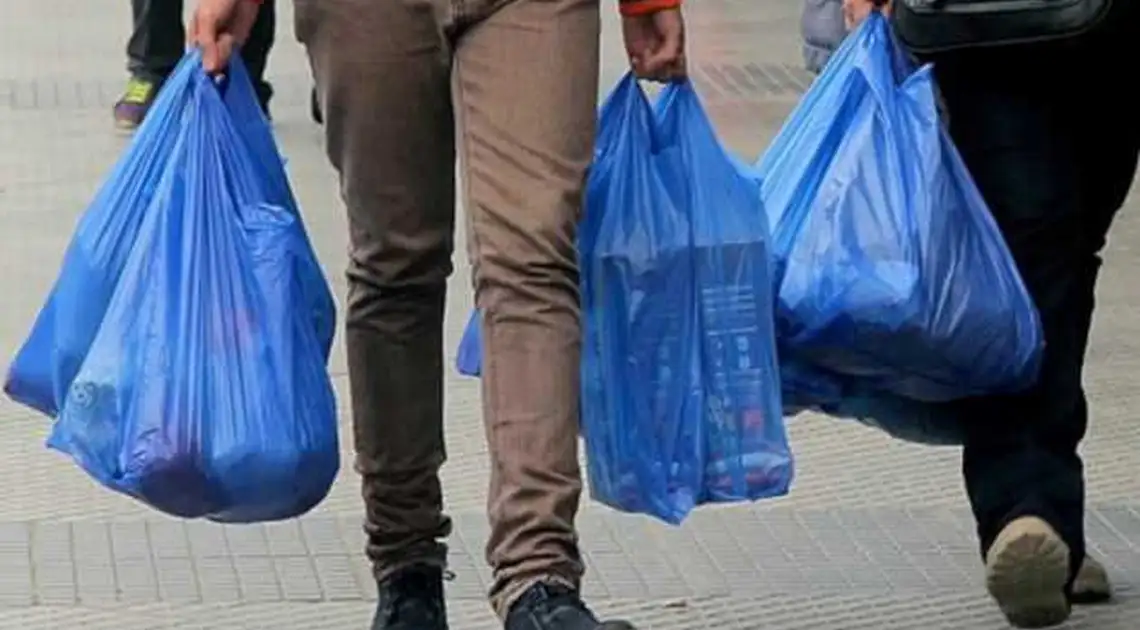В Україні хочуть заборонити продаж пластикових пакетів фото 1