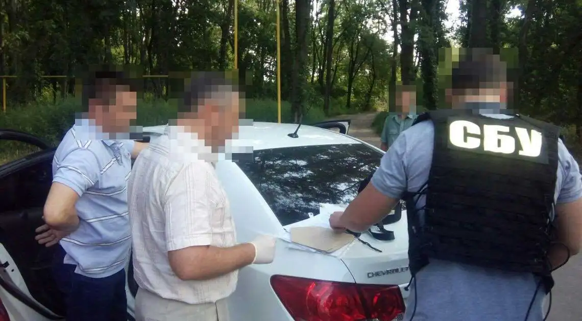 У Кропивницькому під час отримання хабара затримали двох правоохоронців (ФОТО) фото 1