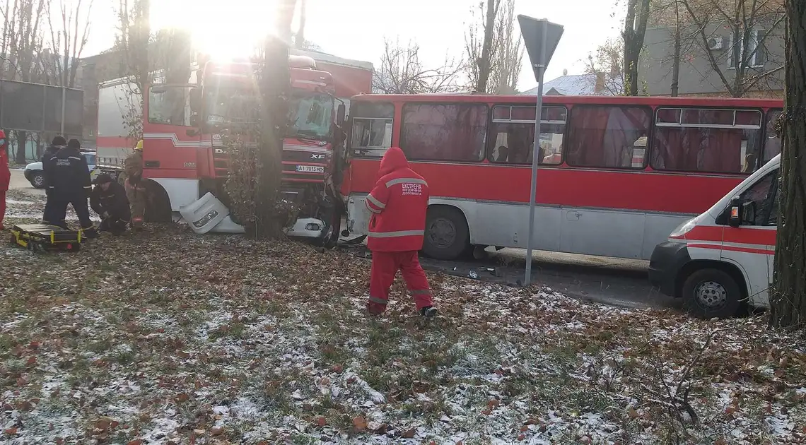 На Кіровоградщині зіткнулися вантажівка і пасажирський автобус, є потерпілий (ФОТО) фото 1