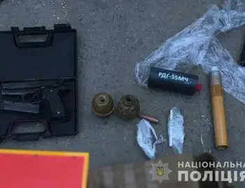 На Кіровоградщині 20-річний рецидивіст перевозив арсенал зброї фото 1