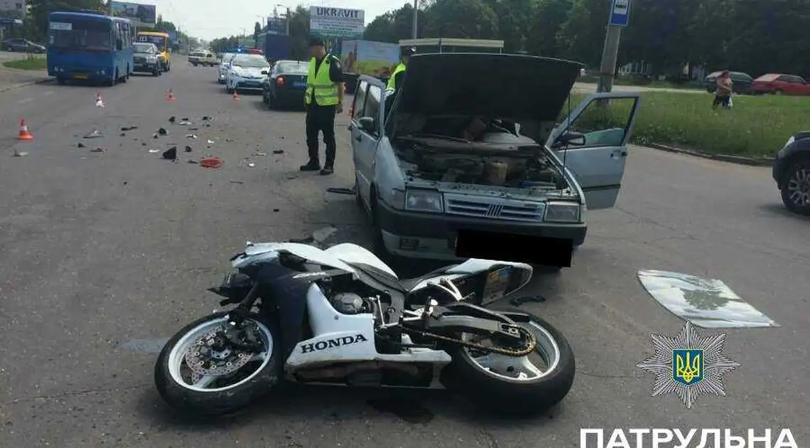 У Кіровограді мотоцикліст влетів в іномарку, трьох людей рятують у реанімації (ФОТО) фото 1